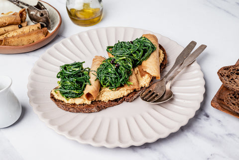 Bruschette primaverili con humus, agretti e Carpaccio di Seitan