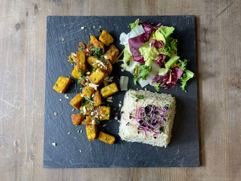 Tempeh al curry, cipolle e mandorle tostate